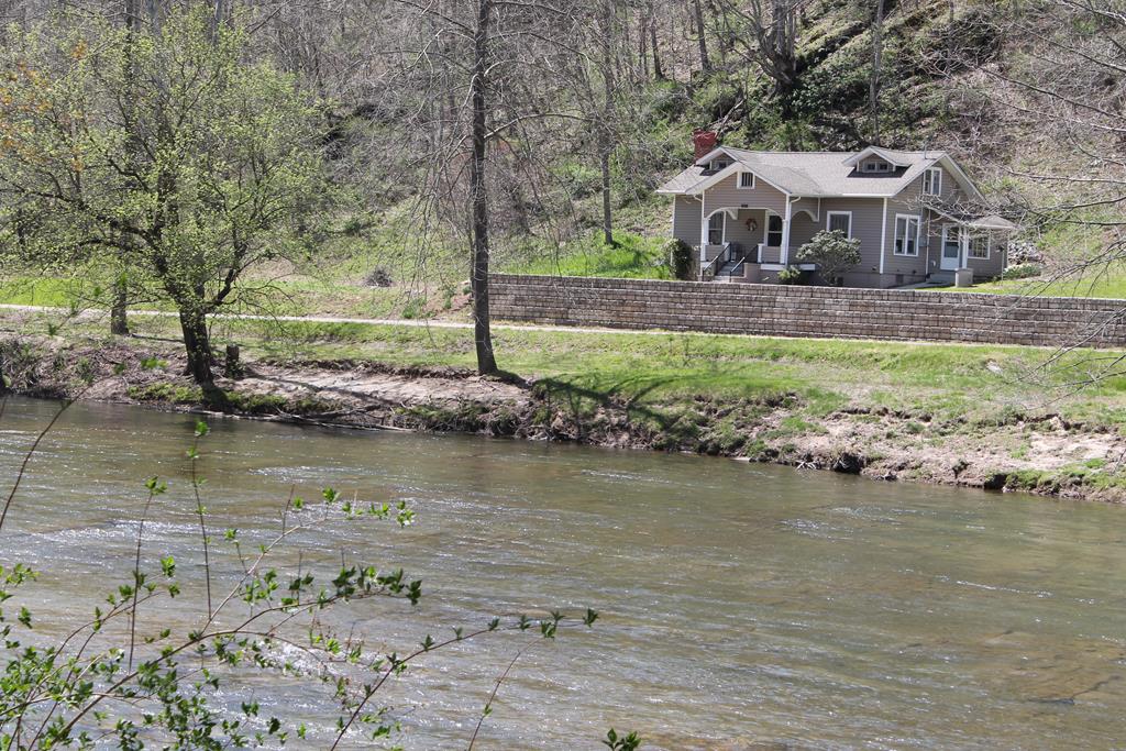 River Joy Riverfront Vacation Rental Bakersville, NC