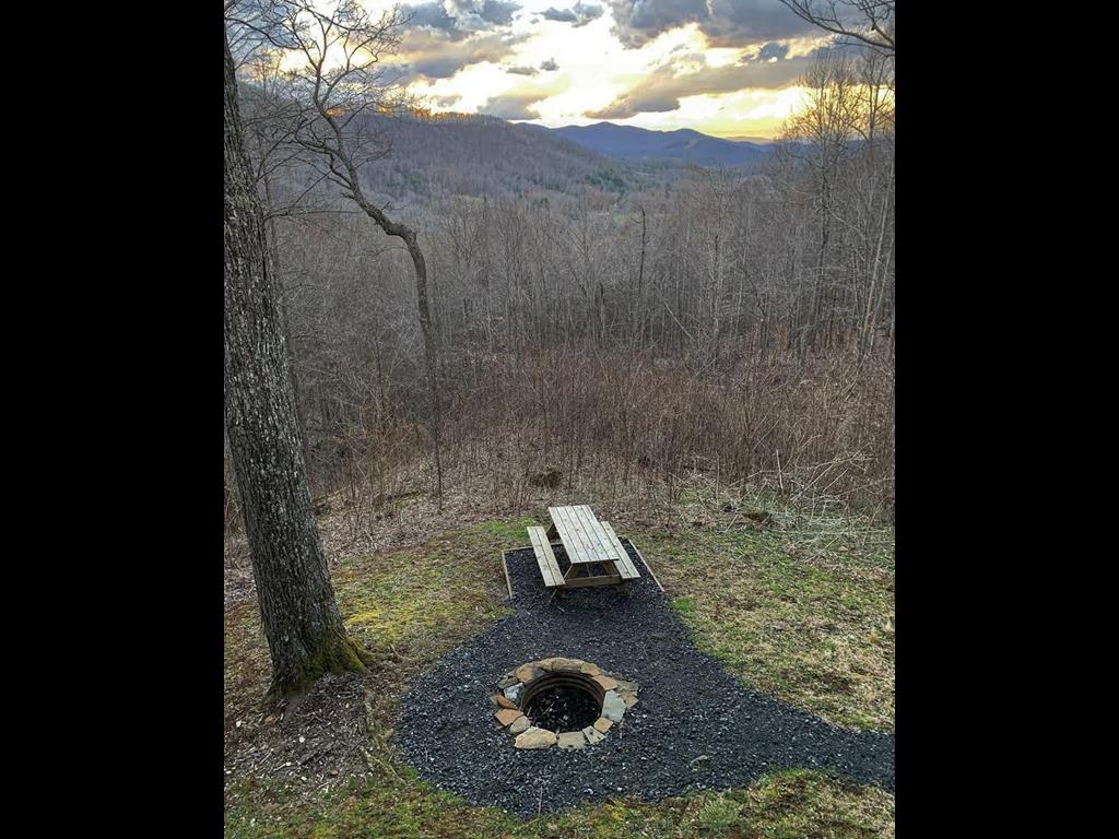 Sunset Mountain Lodge Mountain / Creek / Hiking Vacation Rental Spruce Pine, NC