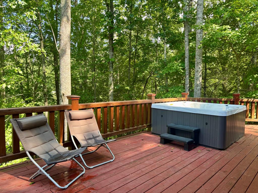 Almost Heaven Mountain Views / 5 minutes to Downtown Burnsville