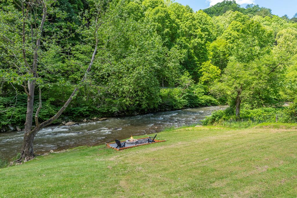 The River House Riverfront / Swimming / Beach Area / Fishing Vacation